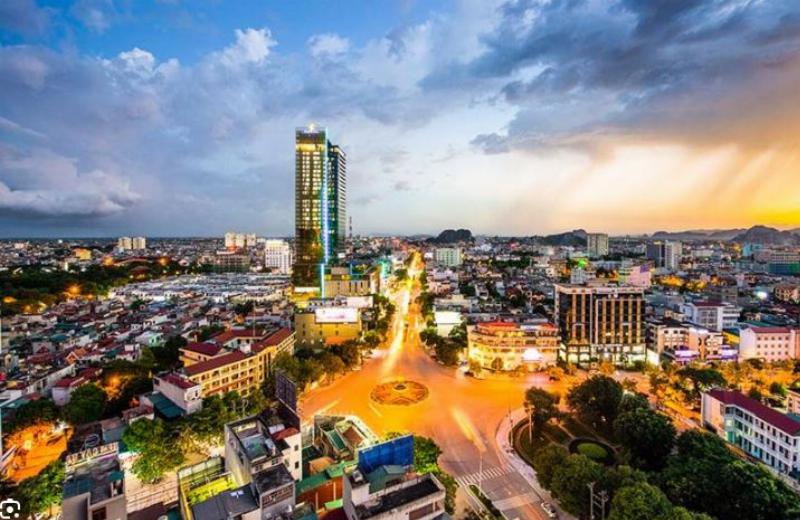 Toàn cảnh huyện Hoằng Hóa với bãi biển và đồng ruộng xanh tươi.