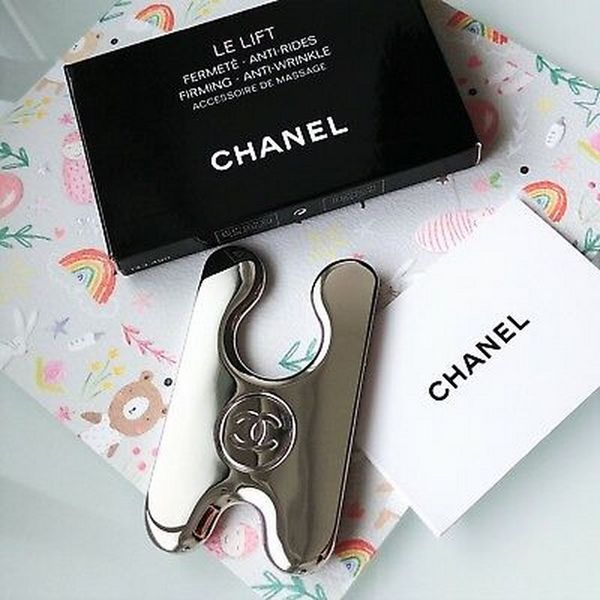chanel_le_lift_firming___anti___wrinkle_massage_tool_eee93788afe34cbfbd795555367bc1ca_grande Những dụng cụ làm đẹp da – chống lão hóa đang gây sốt cộng đồng làm đẹp