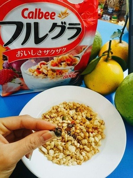Ngũ cốc ăn sáng Calbee 800g Nhật Bản
