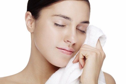 Rửa mặt bằng nước ấm giúp da săn chắc hơn
