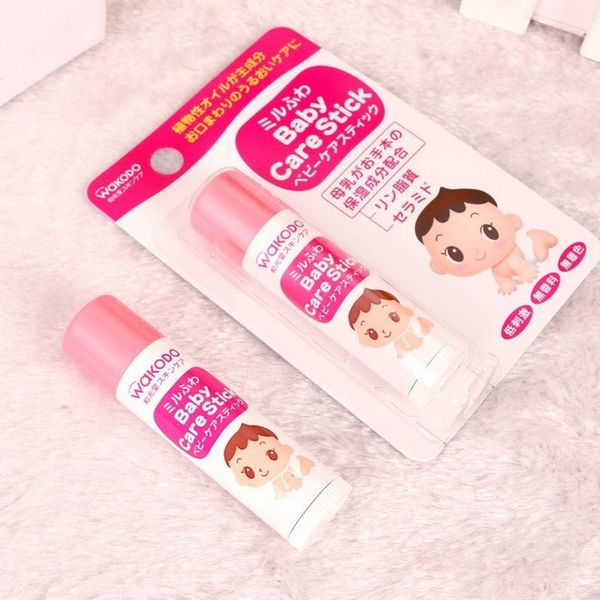 son dưỡng môi cho bé