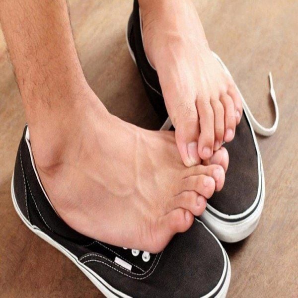 tr__h_i_ch_n1_grande-1 Nguyên nhân ra mồ hôi chân, tay nhiều?