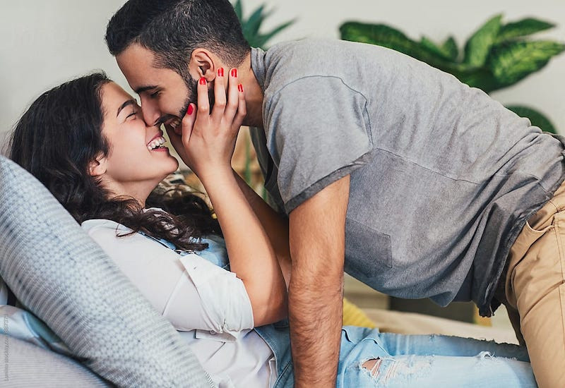 Người đàn ông nhìn người phụ nữ với ánh mắt say đắm, thể hiện ham muốn tăng cao