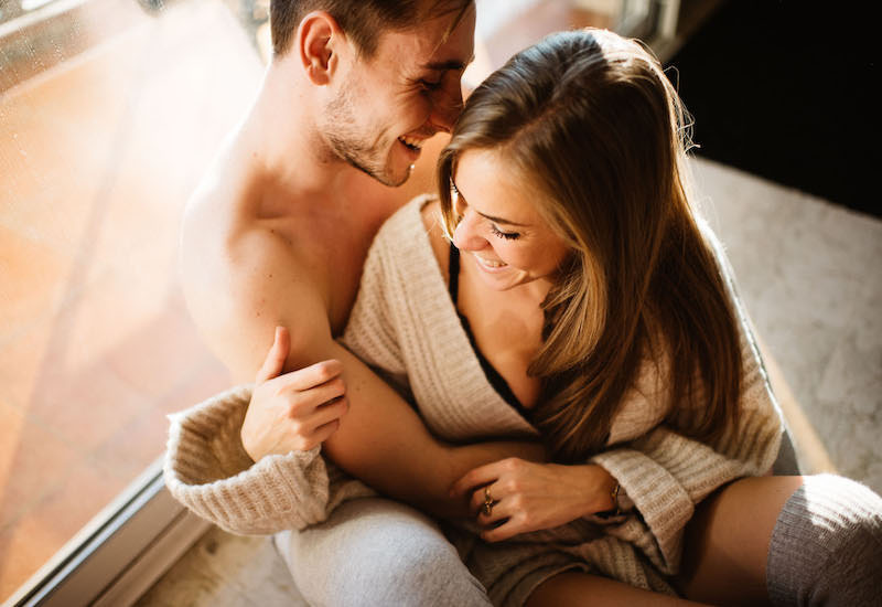Cặp đôi đang trò chuyện thân mật, người phụ nữ tinh ý nhận ra dấu hiệu ham muốn của bạn trai