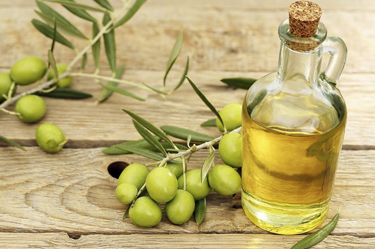 Dầu oliu chứa chất chống oxy hóa và kháng khuẩn, hỗ trợ làm sáng vùng da dưới cánh tay