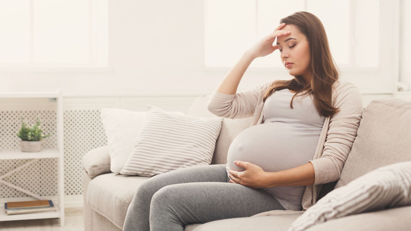 Bé sơ sinh trong vòng tay mẹ, thể hiện hậu quả của việc mẹ bầu tăng cân quá ít hoặc suy dinh dưỡng.