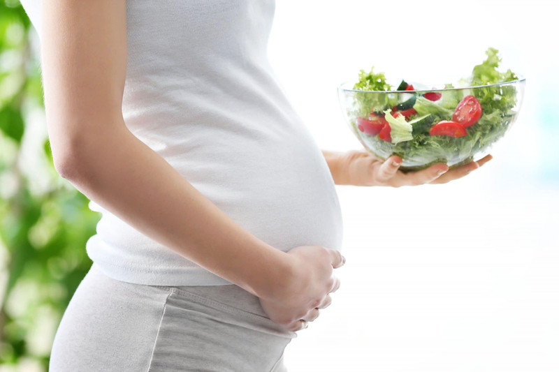 Mâm cơm đầy đủ dinh dưỡng cho mẹ bầu với nhiều rau củ quả tươi, protein và carbohydrate lành mạnh.
