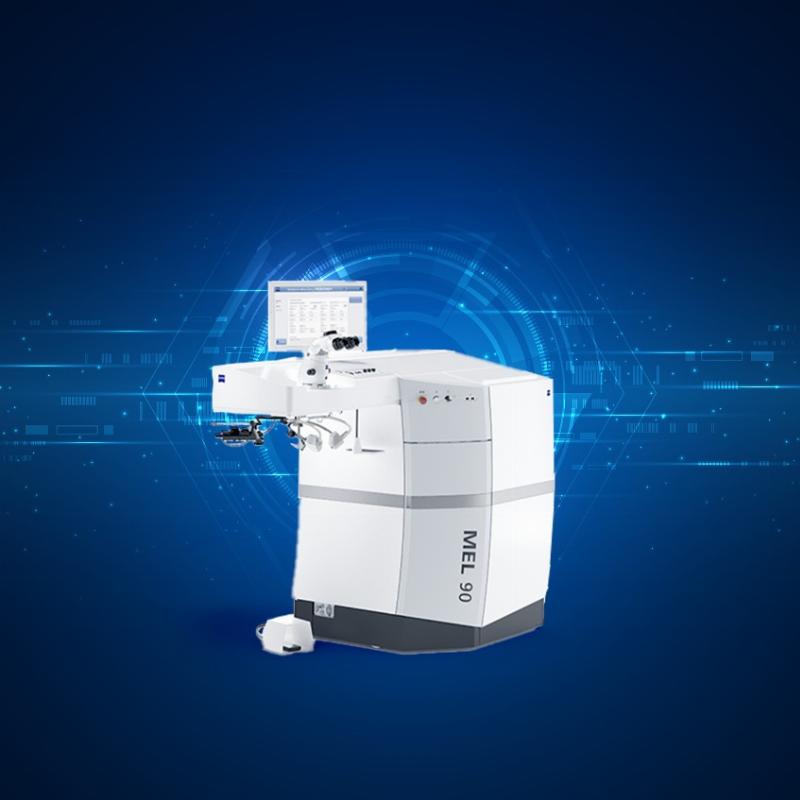 Một bác sĩ da liễu tận tâm đang thăm khám cho bệnh nhân tại Bệnh viện Da Liễu Cần Thơ, phòng khám hiện đại, chuyên nghiệp.