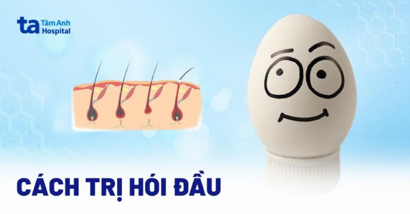 Hình ảnh một người phụ nữ đang tự chăm sóc tóc tại nhà với các sản phẩm từ thiên nhiên, thể hiện sự kết hợp giữa liệu pháp dưỡng sinh và quy trình làm đẹp cá nhân.
