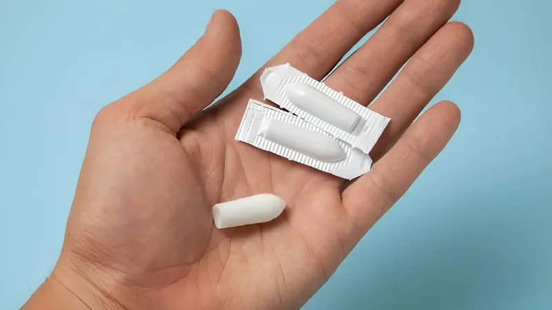 Một phụ nữ đang xem xét các loại dung dịch vệ sinh phụ nữ trên kệ, tập trung vào thành phần và độ pH