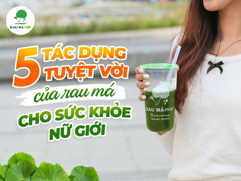 Người phụ nữ đang lựa chọn rau má tươi xanh tại chợ, thể hiện sự quan tâm đến chất lượng nguyên liệu làm đẹp