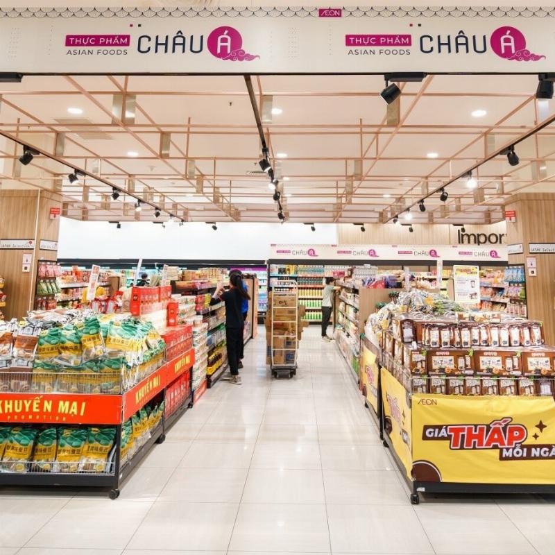 Một bộ sưu tập các chai sữa tắm gội cho bé với bao bì mềm mại, màu sắc tươi sáng, được đặt trên kệ trong một cửa hàng của Japan Market, thể hiện sự đa dạng và chất lượng sản phẩm.