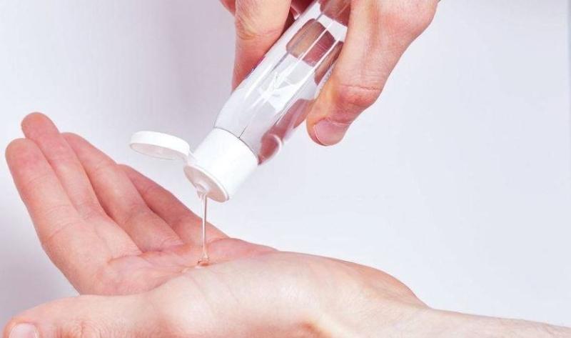 Người phụ nữ trẻ lo lắng về hiện tượng đặt thuốc phụ khoa