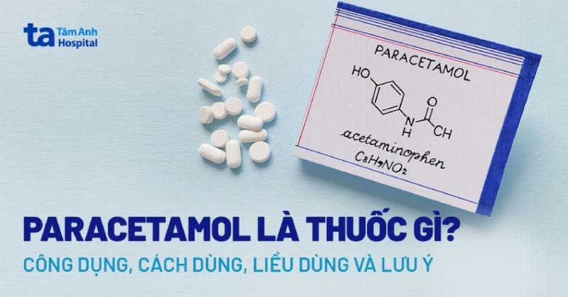 Người phụ nữ đang đọc thông tin về đặt thuốc phụ khoa ra bã để tìm hiểu về hiện tượng này