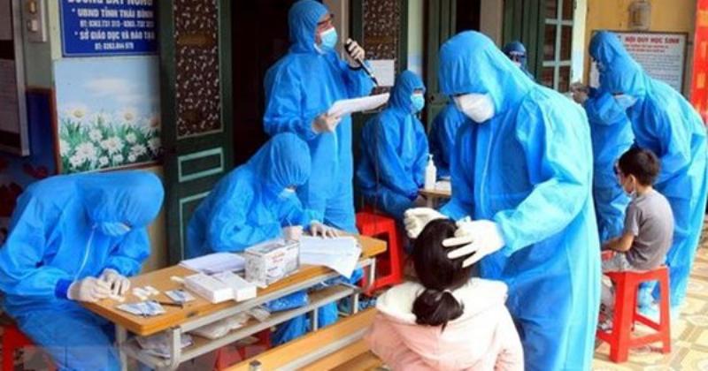 Đồng phục y tế hiện đại, chất lượng cao, thiết kế theo tiêu chuẩn quốc tế.