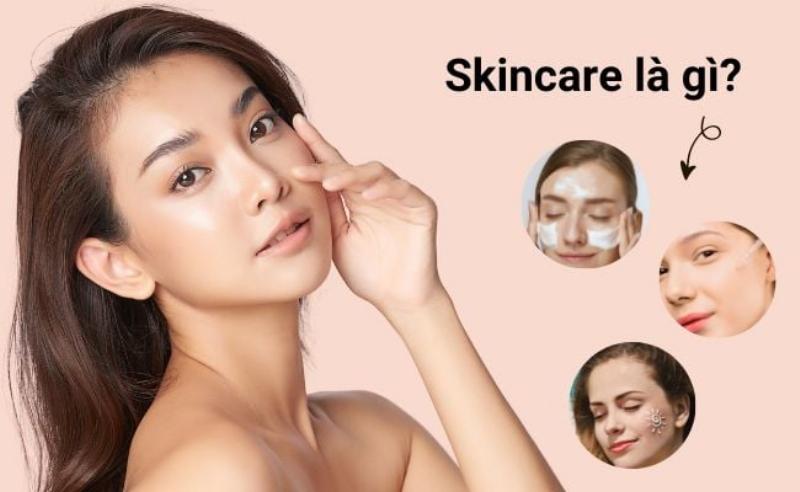Người phụ nữ đang kiểm tra thông tin sản phẩm trên điện thoại, xung quanh là nhiều chai mỹ phẩm Nhật Bản, gợi ý việc mua hàng order uy tín