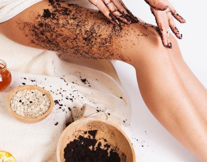 Người phụ nữ thoa kem chống nắng sau khi tẩy da chết để bảo vệ da