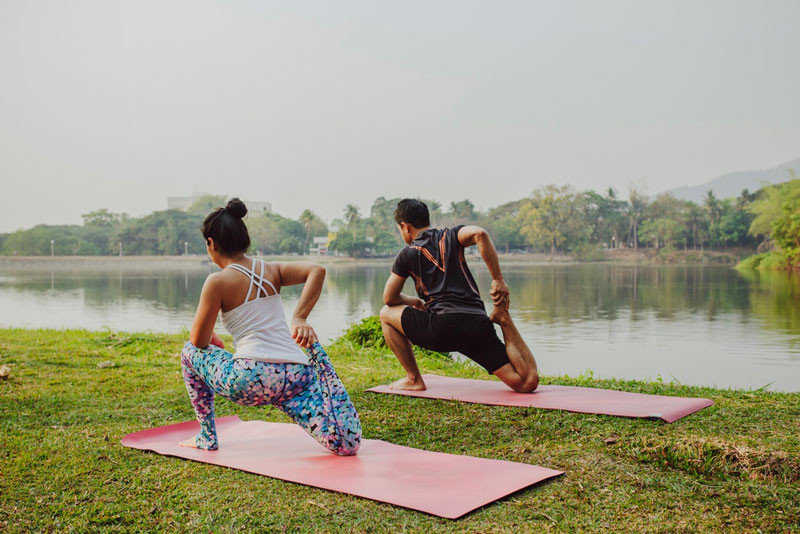 Một người phụ nữ đang tập thể dục tại nhà, hình ảnh minh họa cho lối sống năng động