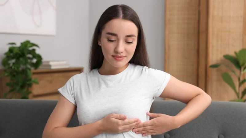Phụ nữ thực hiện các động tác massage nhẹ nhàng từ dưới lên để tăng kích thước vòng 1