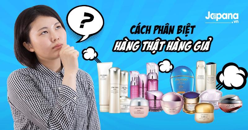 Người phụ nữ đang so sánh hai chai mỹ phẩm Nhật Bản, một hộp có chữ tiếng Nhật và một hộp có chữ tiếng Anh, minh họa sự khác biệt giữa hàng nội địa và hàng xách tay