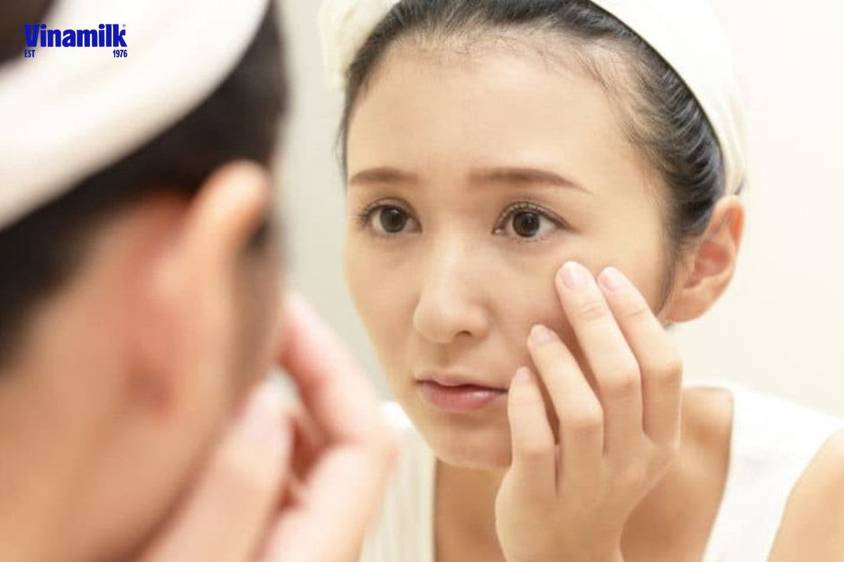 Người phụ nữ thoa sữa chua lên mặt để giảm nếp nhăn và làm đẹp da