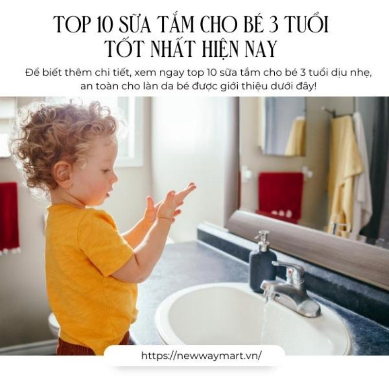 Một em bé đang được người lớn tắm gội nhẹ nhàng trong bồn tắm với sữa tắm gội cho bé, gương mặt bé vui vẻ và thoải mái, làn da trắng hồng