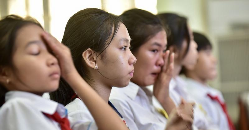 chai tinh dau hoa anh thao va bong hoa vang tuoi tre