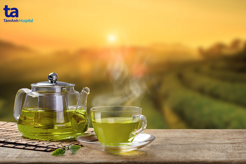 Uống trà xanh đúng cách có thể hỗ trợ đào thải axit uric, tốt cho người bệnh gút