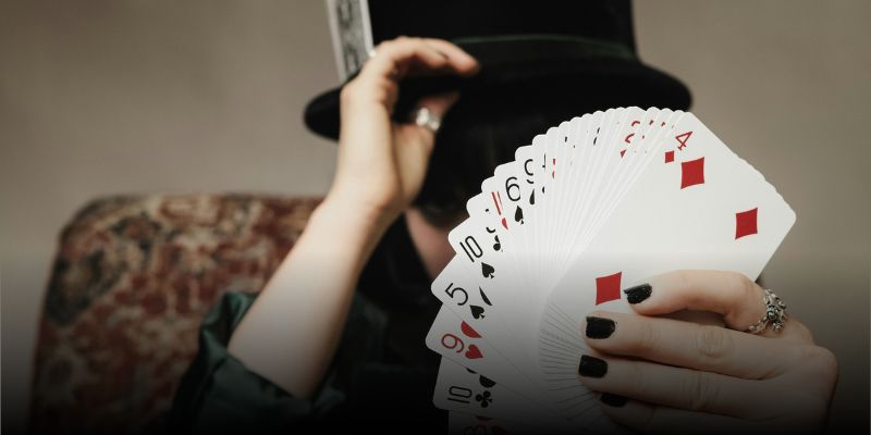 Poker Face Là Gì? Tuyệt Kỹ Tâm Lý Giúp Bạn Làm Chủ Mọi Ván Cược Và Cuộc Đời