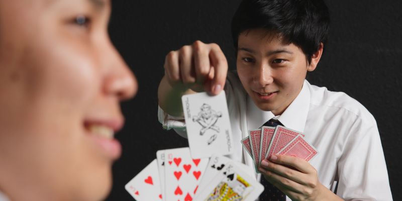 Tại sao Poker Face lại là "Vua" của các kỹ năng tâm lý?